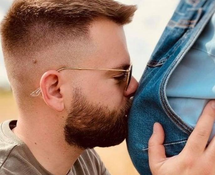 Christopher a beijar a barriga grávida de Marine.